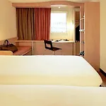 里尔中心大广场宜必思酒店 酒店 3*